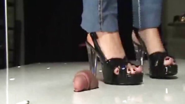 ຜິວເນື້ອສີຂາດູດແລະ fucks cock ຍັກໃຫຍ່ຢູ່ໃນເຮືອນຄົວ