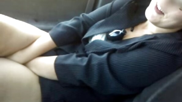 ຜິວເນື້ອສີຂາ Busty ກໍາລັງດູດ dick lover ຂອງນາງ