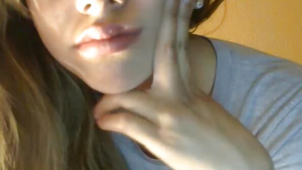 Gabbie Carter ແລະ Skylar Vox fuck ສອງ guys ສີດໍາ horny ໃນຫ້ອງຮັບແຂກ