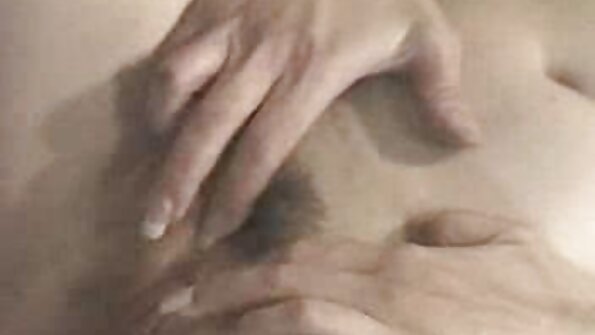 ຜິວເນື້ອສີຂາ Tali Dova ມີຂົນ pussy ອາບເພດສໍາພັນ