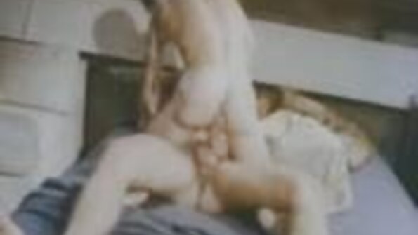 ແມ່ຍິງ titted ໃຫຍ່ fucks ຄົນຮັກແຕ່ງງານຂອງນາງ